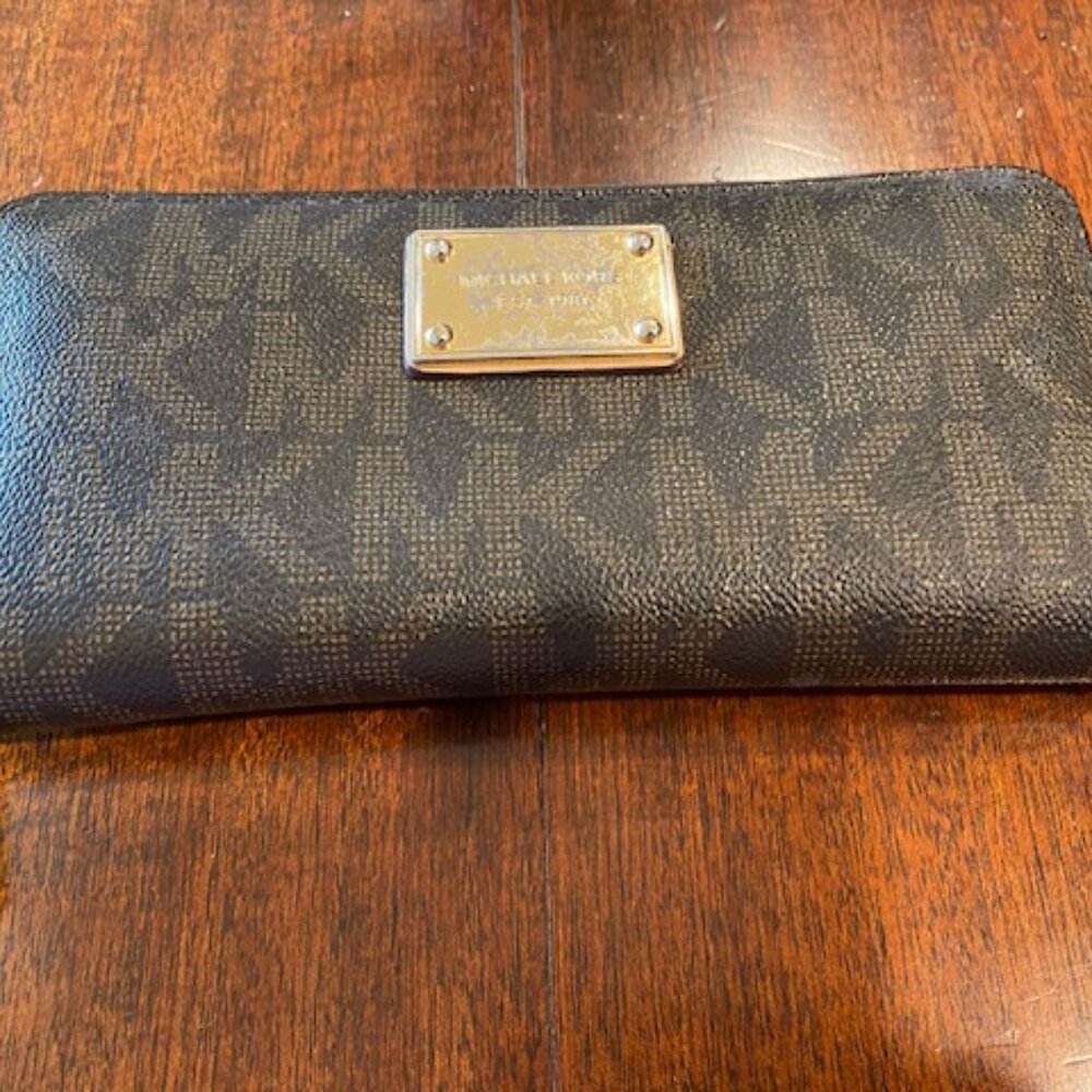 MICHAEL KORS  Extra Large WALLET / Clutch Purse ~ LOGO exterior * FULL ZIP *